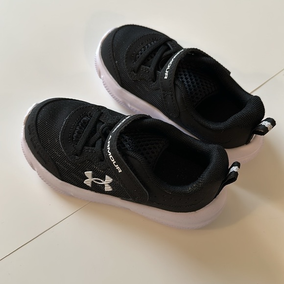 Under Armour Sneakers 8 - Picture 2 of 3